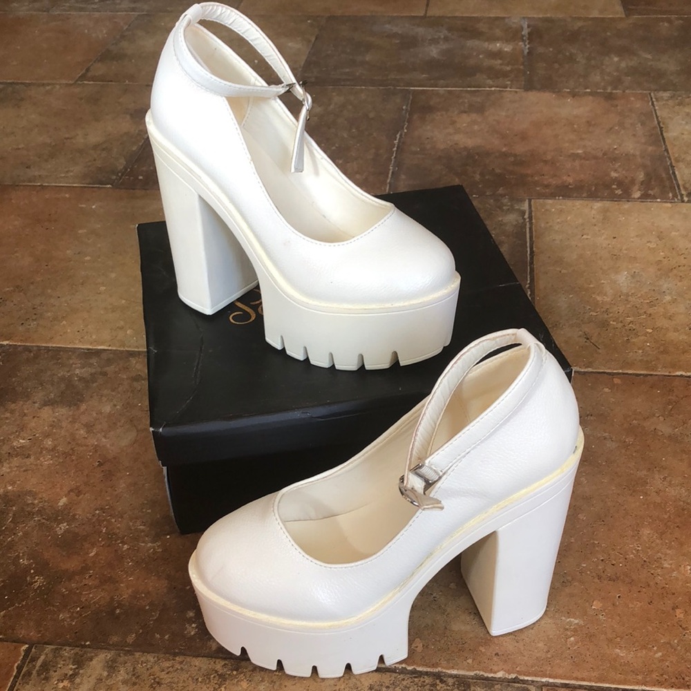 Vegan leather platform shoes in white size 7 super comfy and cute!